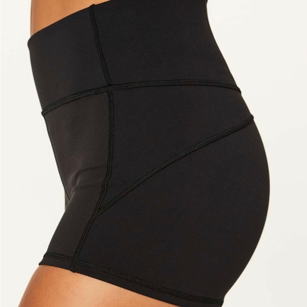 Lululemon In Movement Short *Everlux 2.5"
Black (First Release)